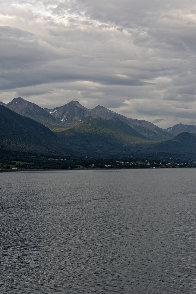 Berge am Fjord